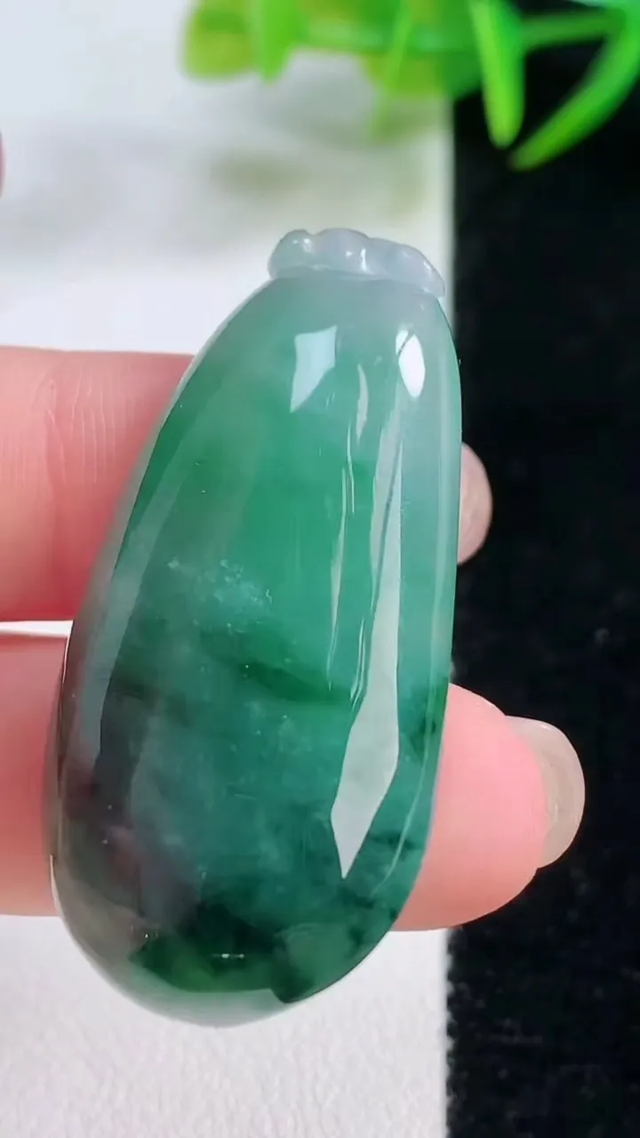 天然A货翡翠福瓜吊坠，尺寸43-20.4-6.6，重量:12.23g
11月26日