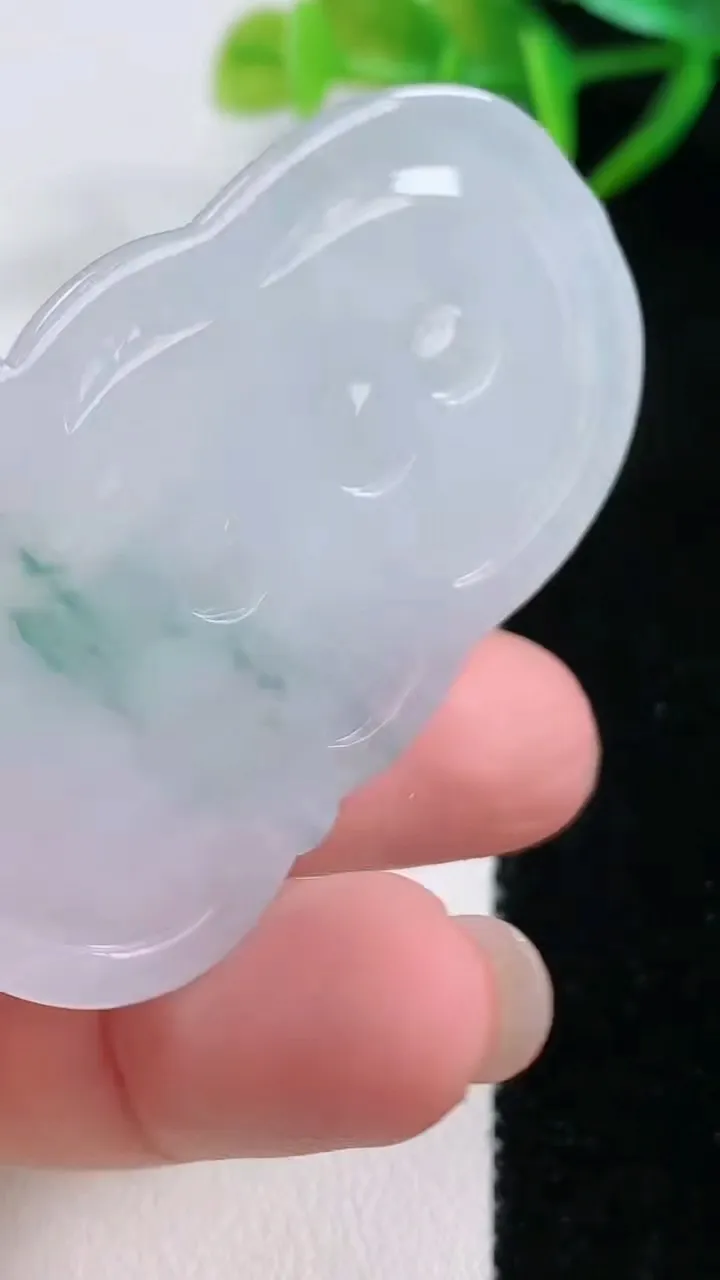 天然A货翡翠冰种飘花千手观音吊坠，尺寸53.5-31-5.3，重量:16.85g
11月26日