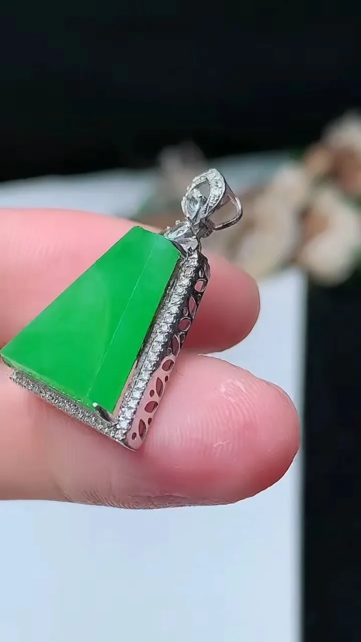 天然A货翡翠无事牌吊坠，尺寸24.5-17-6.4，裸石15.2-14.4，重量:2.80g
11月26日