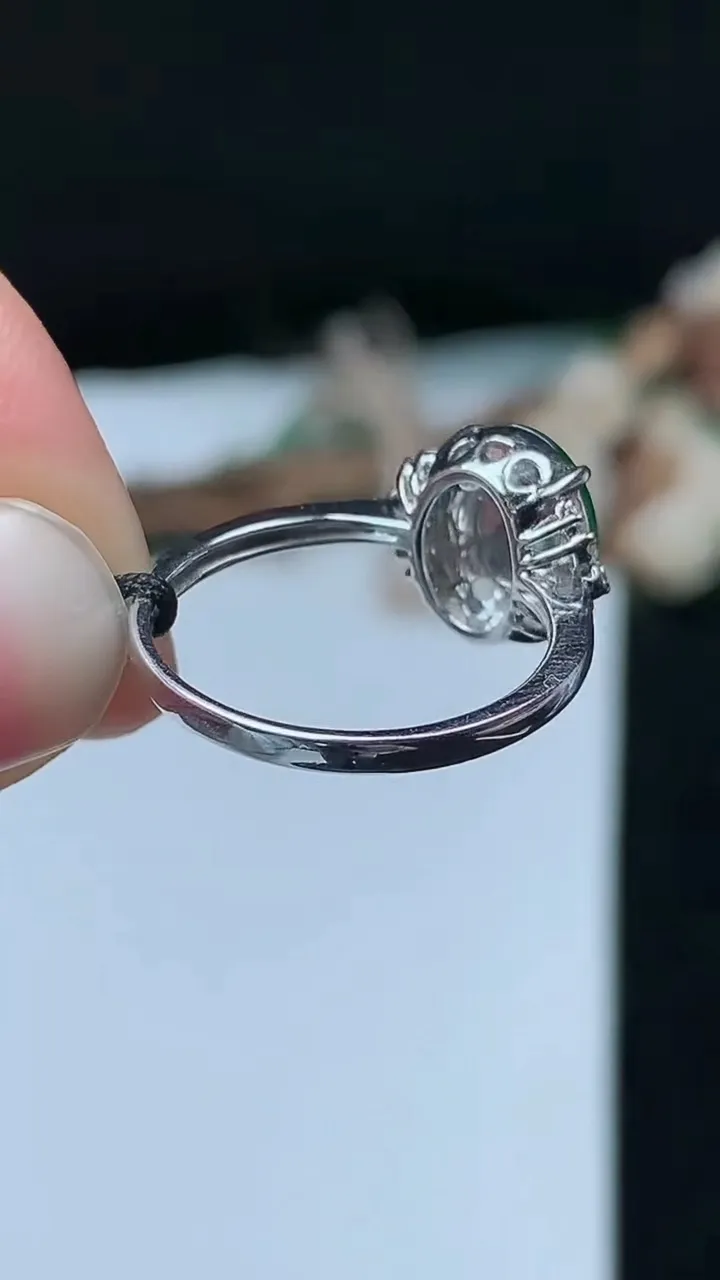 天然A货翡翠蛋面戒指，尺寸17-10.3-8.3，重量:2.88g2025年11月26日
工厂直销收藏佳品,种好水足，色泽均匀，有种有色，上手高大气！