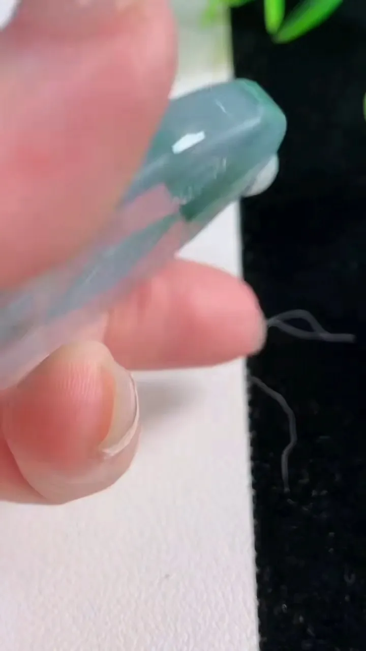 天然A货翡翠种飘花仿古无事牌吊坠，尺寸49.5-42-5.4，重量:33.12g
11月26日