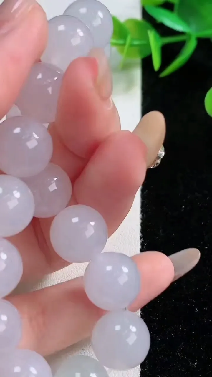 天然A货翡翠圆珠手串，尺寸12-17颗，重量:56.40g11月26日
工厂直销收藏佳品,种好水足，色泽均匀，有种有色，上手高大气！