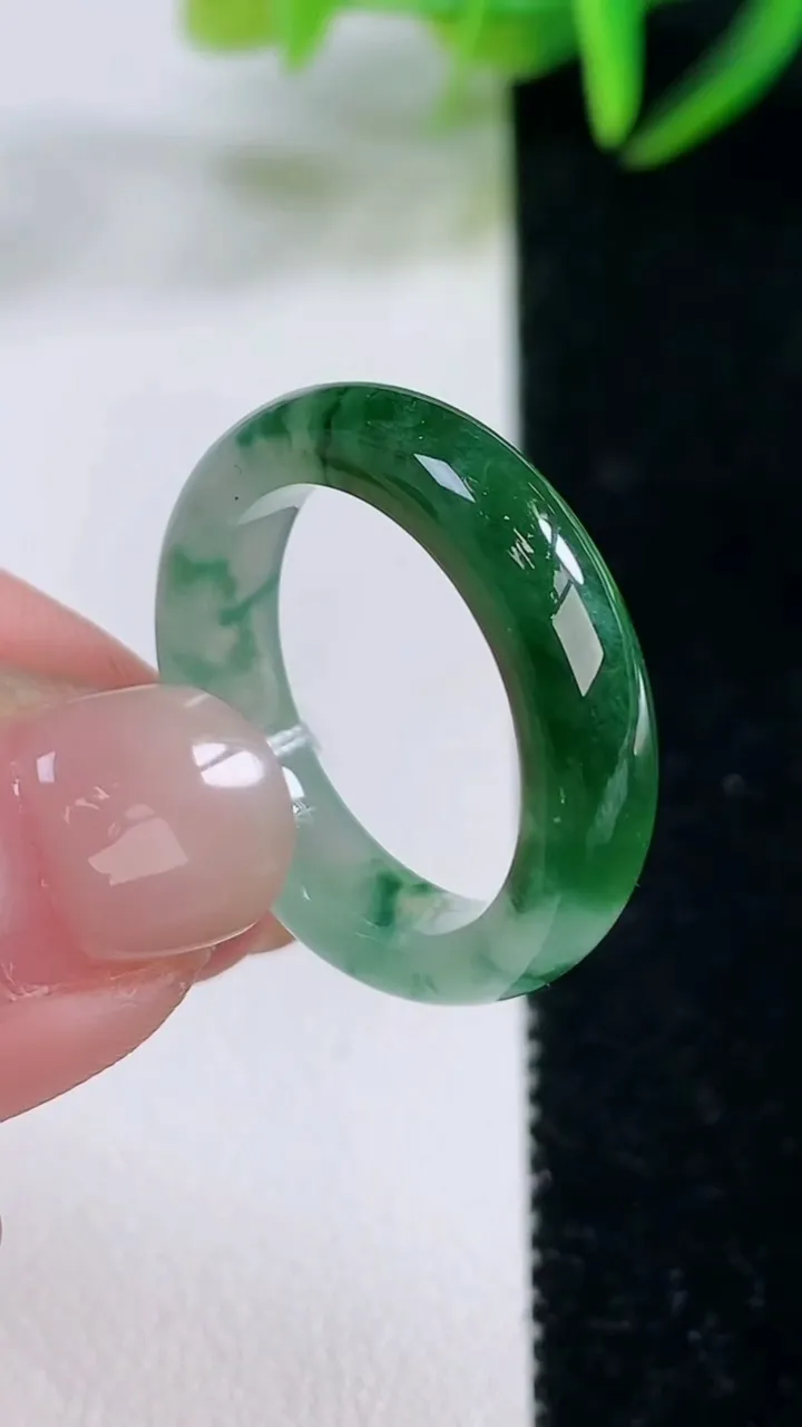 天然A货翡翠冰种飘花指环戒指，尺寸18.5-5-3，重量:3.92g2025年11月26日
工厂直销收藏佳品,种好水足，色泽均匀，有种有色，上手高大气！