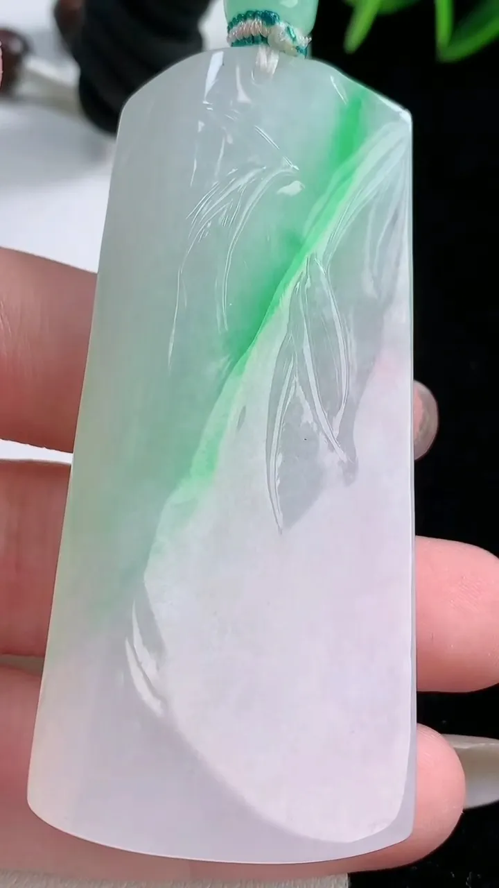 天然A货翡翠观音菩萨吊坠，尺寸65.7-28.2-15.4，重量:46.81g
11月26日