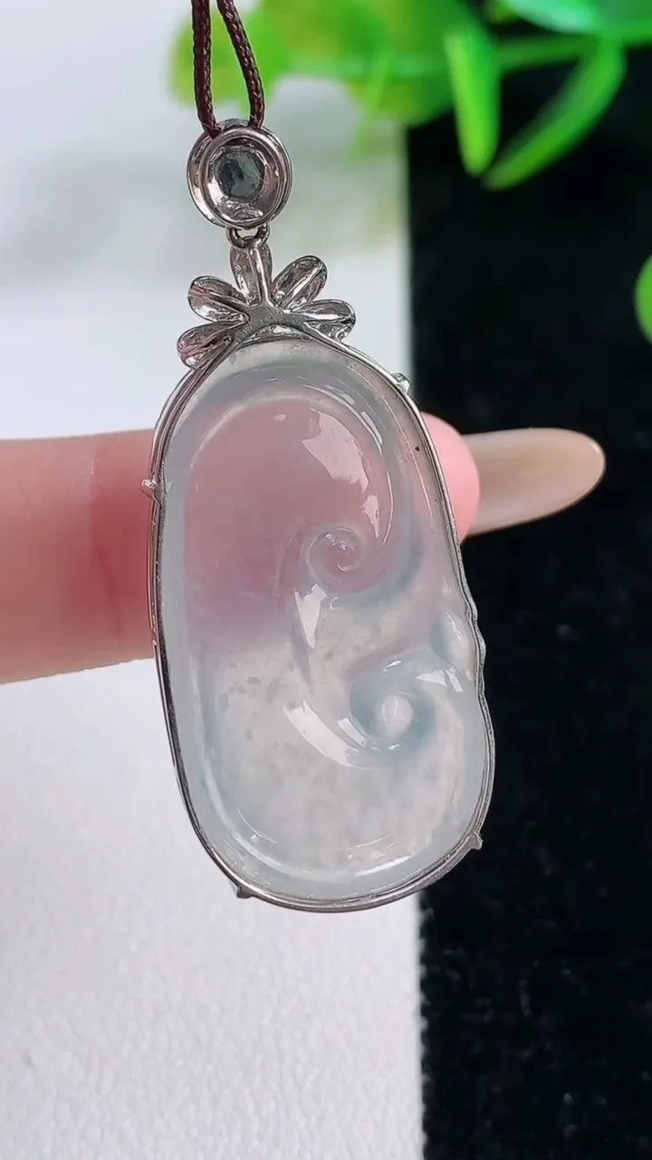 天然A货翡翠种白冰如意吊坠，尺寸40.5-29.8-17.3-6.4，重量:6.80g
11月26日