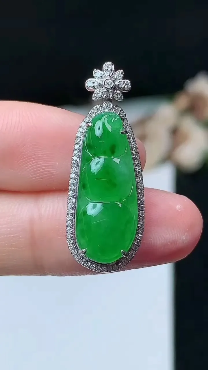 天然A货翡翠福豆吊坠，尺寸29.5-10.8-6.6，裸石20.9-8.5，重量:2.60g
11月