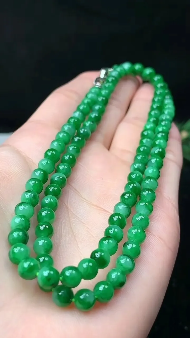 天然A货翡翠圆珠项链，尺寸5.7-98颗，重量:30.52g
11月26日