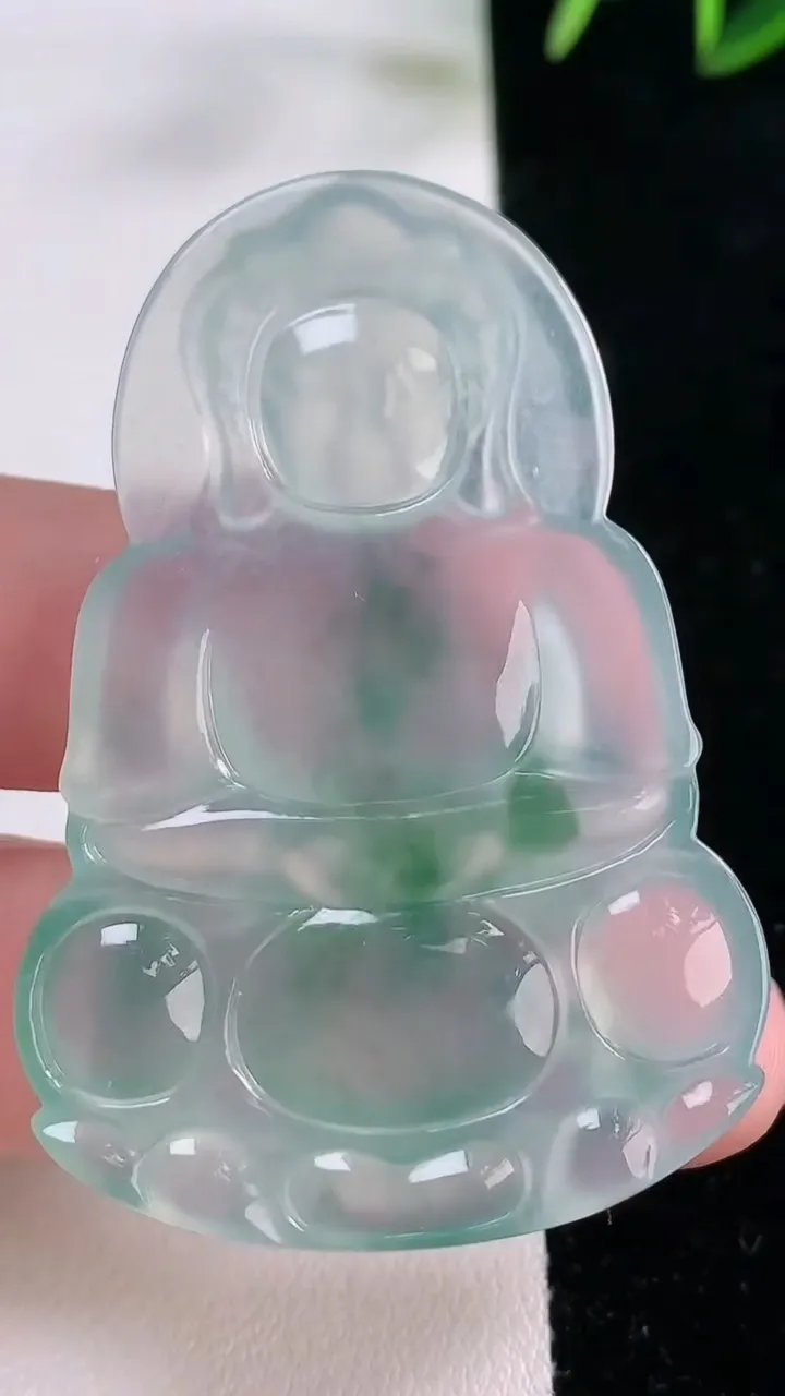 天然A货翡翠种飘花观音菩萨吊坠，尺寸52-35.2-5.7，重量:18.14g
11月26日