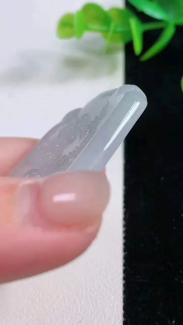 天然A货翡翠生肖鼠吊坠，尺寸52.5-44.8-5，重量:23.85g
11月26日