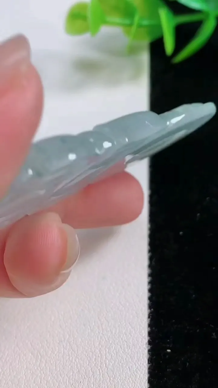 天然A货翡翠冰种飘花观音菩萨吊坠，尺寸67.5-39.3-5.6，重量:26.75g
11月26日