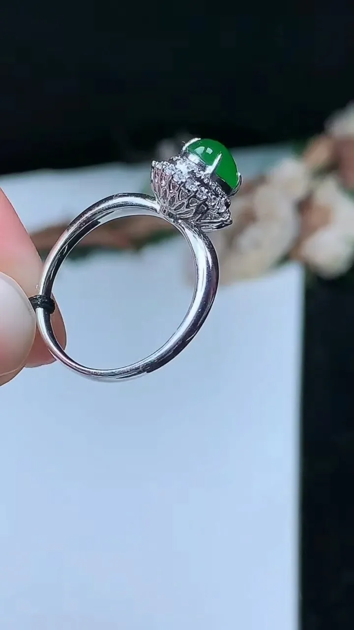 天然A货翡翠蛋面戒指，尺寸17.2-7.6-5.2，重量:2.88g2025年11月26日
工厂直销收藏佳品,种好水足，色泽均匀，有种有色，上手高大气！