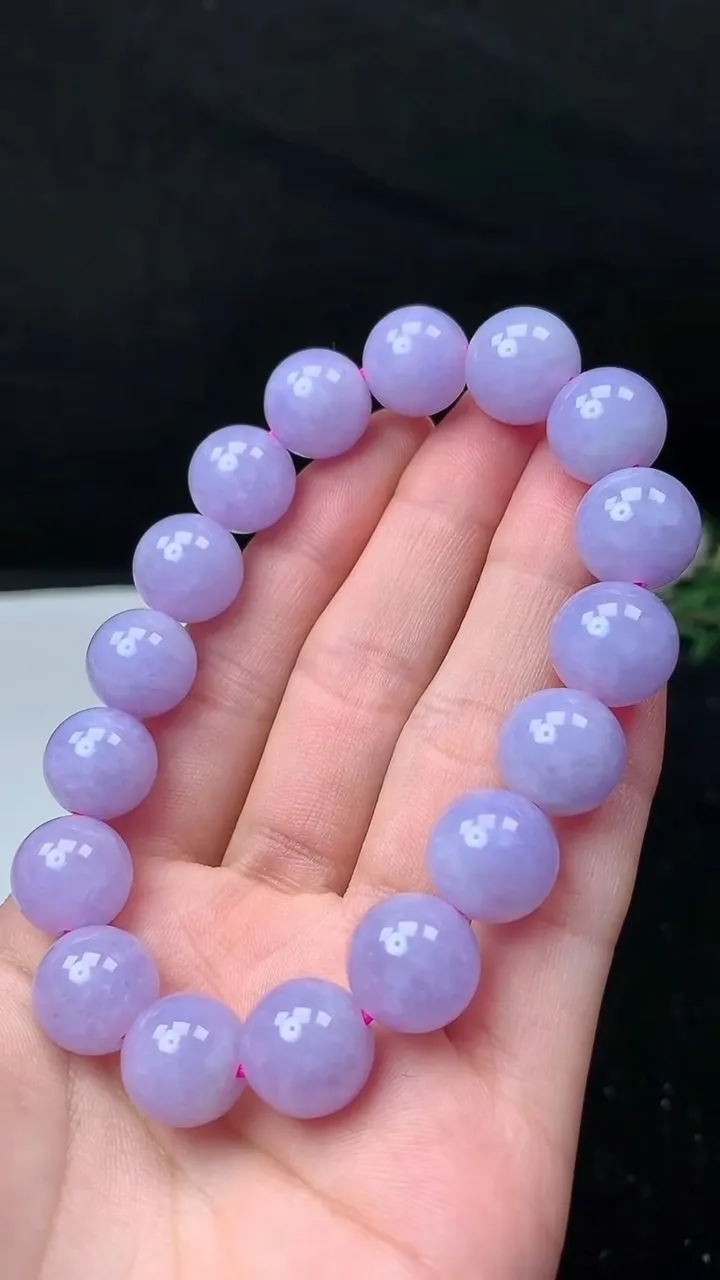 天然A货翡翠货紫罗兰圆珠手串，尺寸12.6-17颗，重量:58.66g11月26日
工厂直销收藏佳品,种好水足，色泽均匀，有种有色，上手高大气！