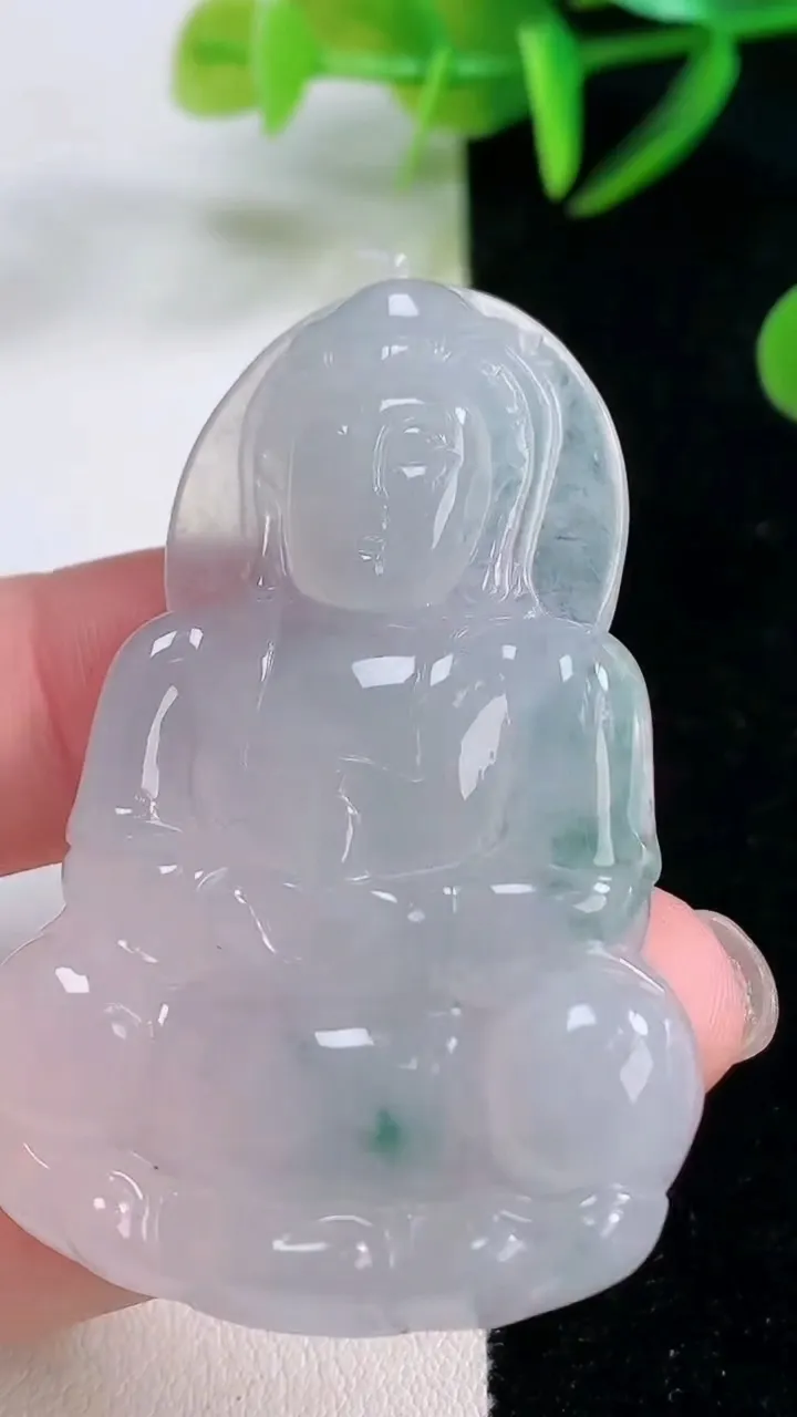 天然A货翡翠冰种飘花观音菩萨吊坠，尺寸52.4-35.7-5.9，重量:17.97g
11月26日