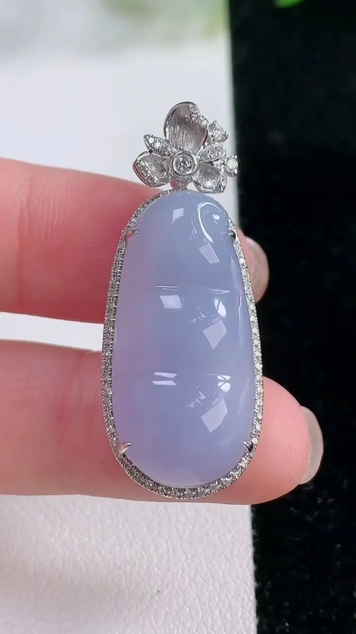 天然A货翡翠18K金紫罗兰福豆吊坠，尺寸37.2-15.2-8.3
11月26日