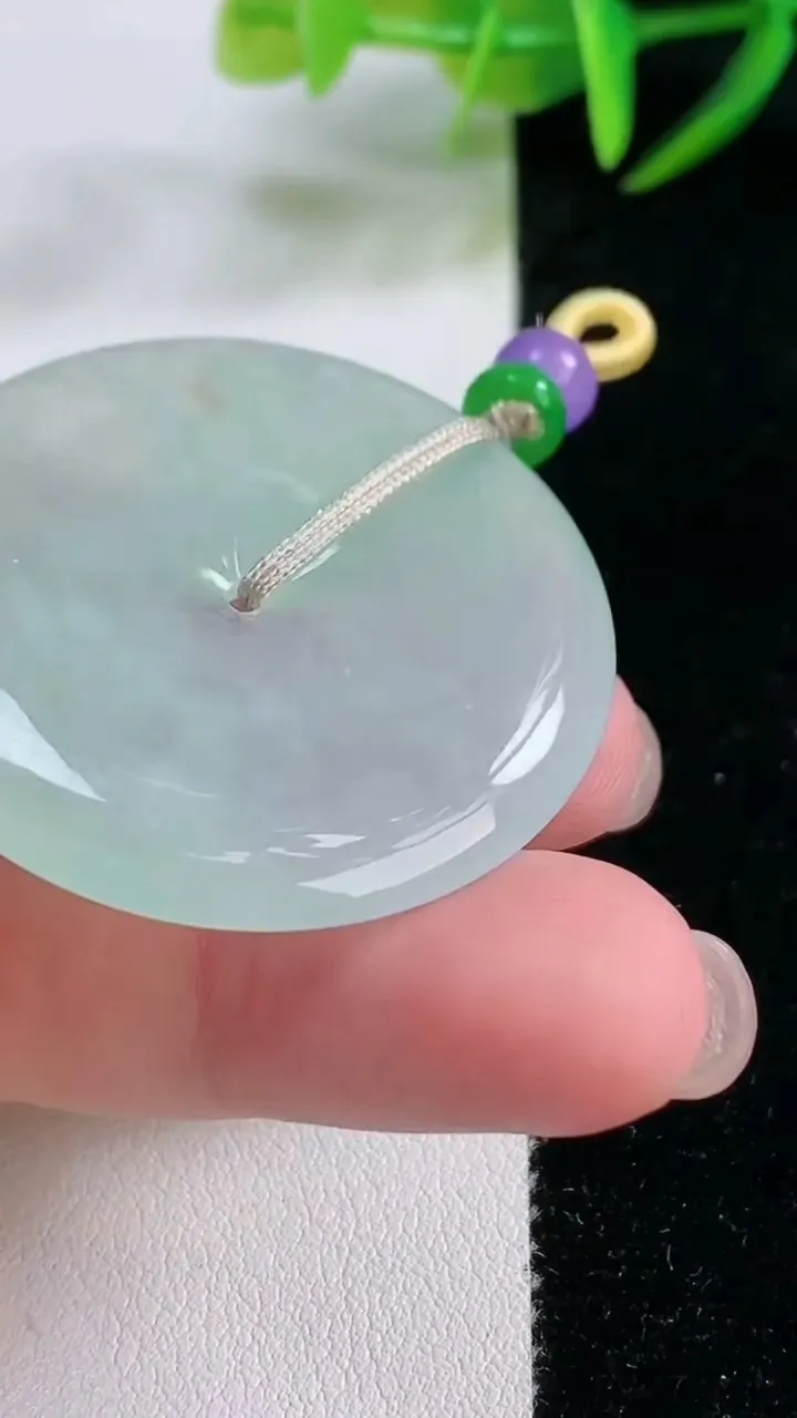 天然A货翡翠平安扣吊坠，尺寸38.3-5.5，重量:10.80g
11月26日