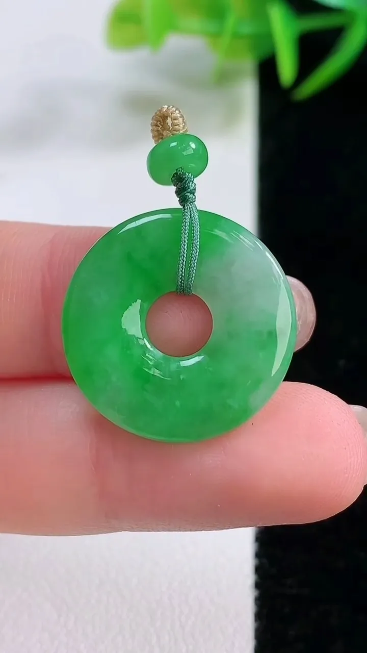 天然A货翡翠平安环吊坠，尺寸21.3-2.7，重量:2.78g
11月26日