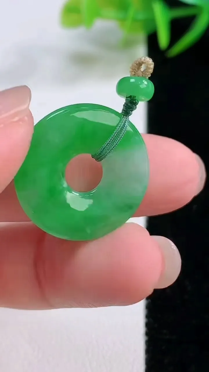 天然A货翡翠平安环吊坠，尺寸21.3-2.7，重量:2.78g
11月26日
