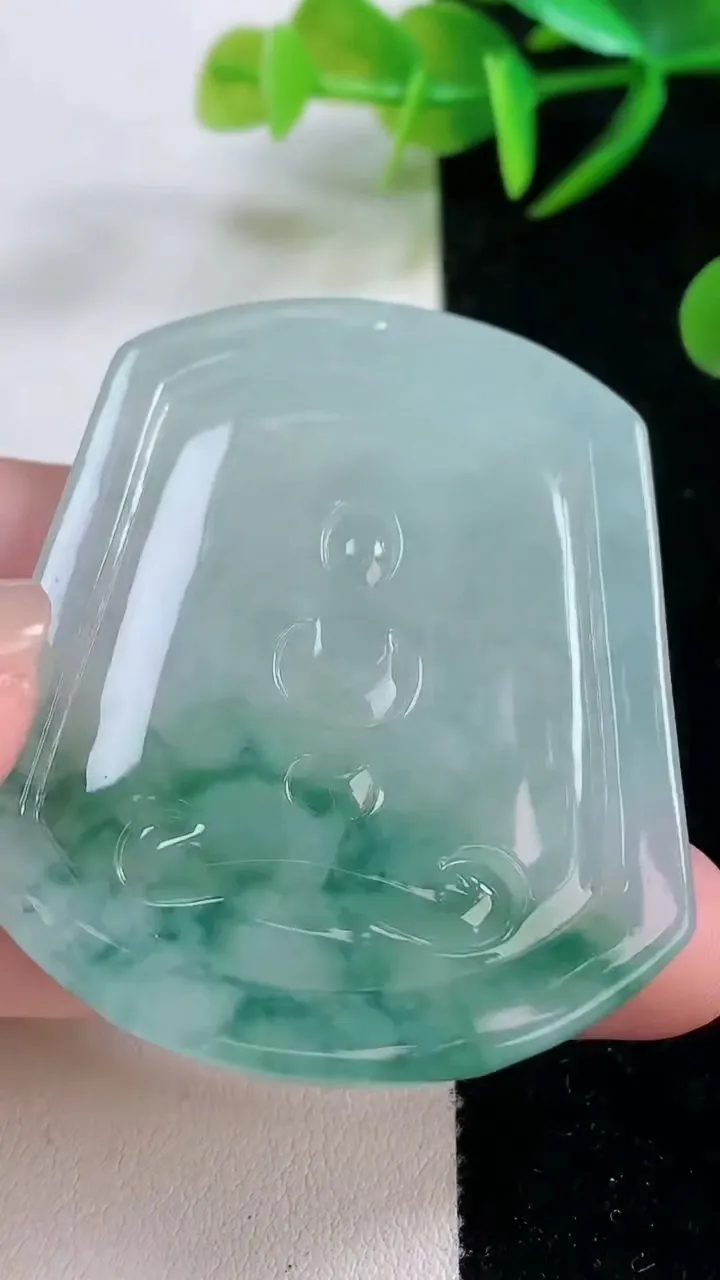 天然A货翡翠冰种飘花虚空藏菩萨吊坠，尺寸53-44-5，重量:25.72g
11月26日