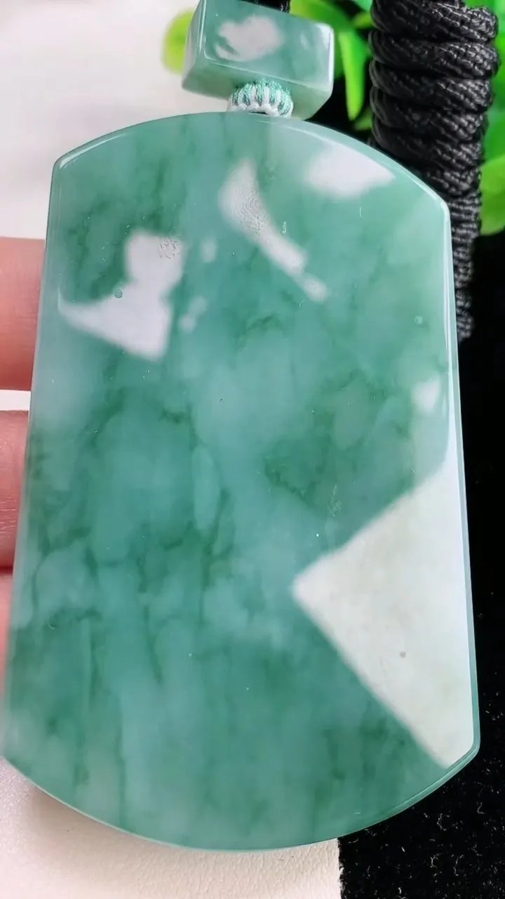 天然A货翡翠无事牌吊坠，尺寸74-46.4-7.7，重量:86.12g
11月26日