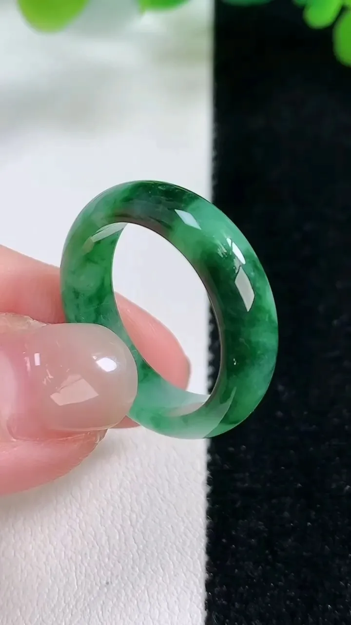 天然A货翡翠指环戒指，尺寸19.3-6.2-3.2，重:3.86g2025年11月26日
工厂直销收