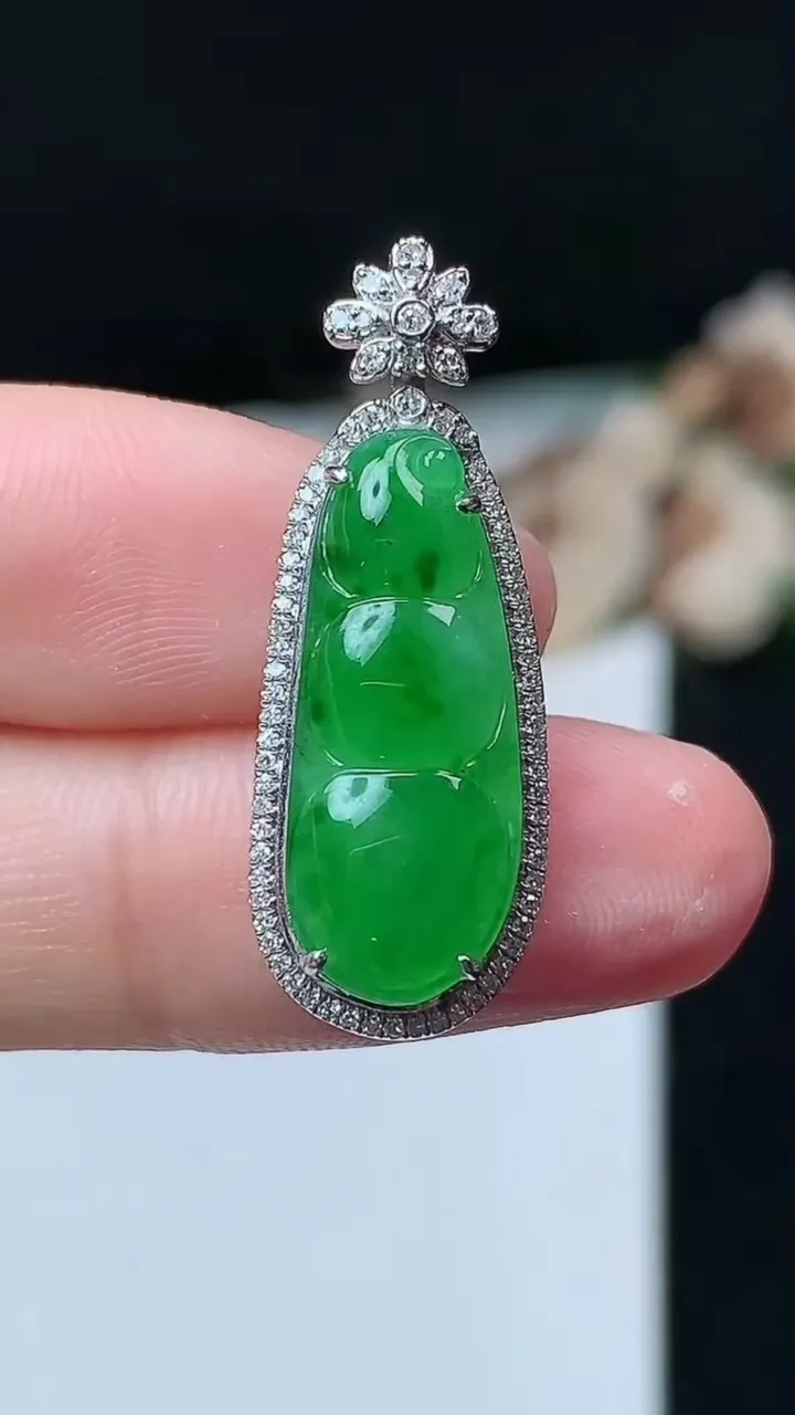 天然A货翡翠福豆吊坠，尺寸29.5-10.8-6.6，裸石20.9-8.5，重量:2.60g
11月