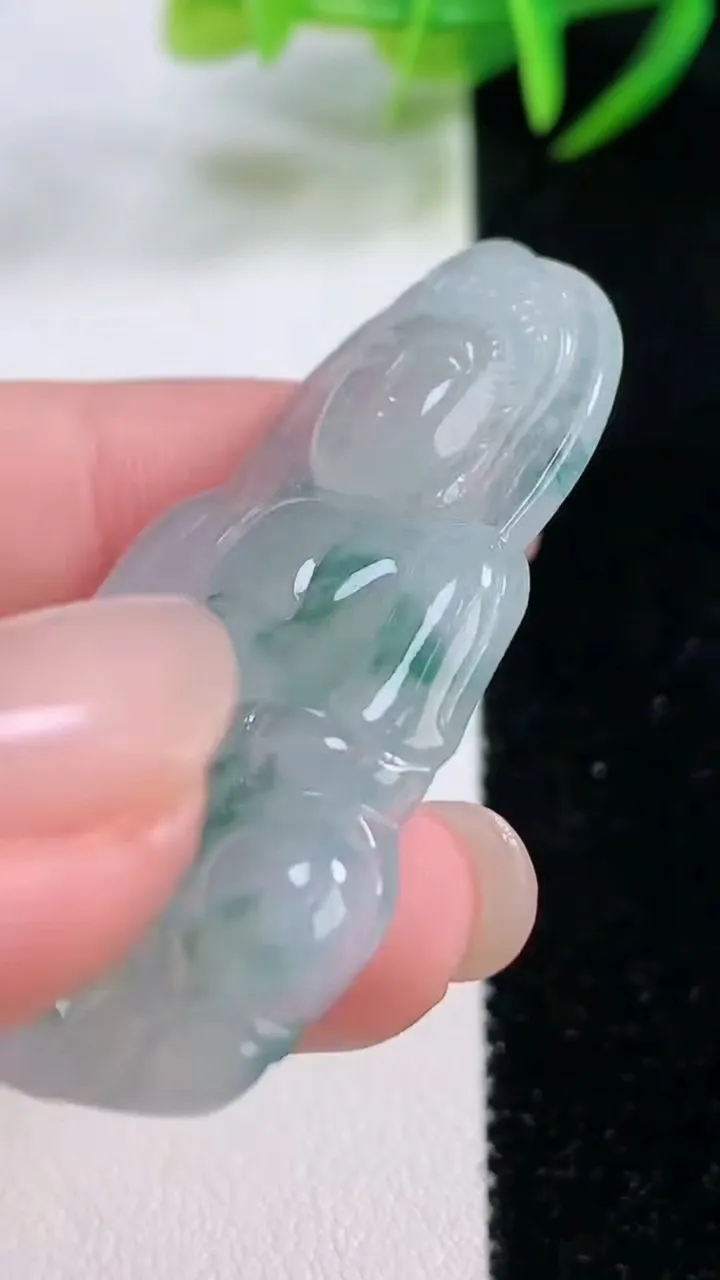 天然A货翡翠冰种飘花观音菩萨吊坠，尺寸48-30-4.6，重量:12.01g
11月26日