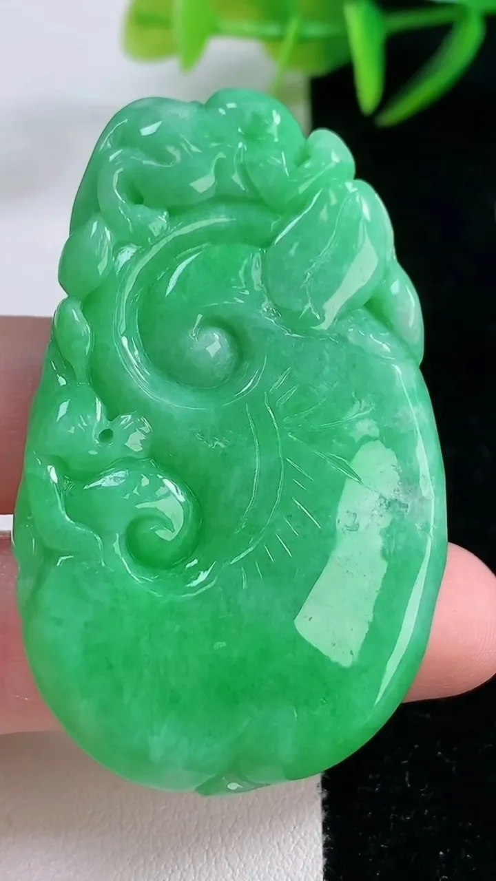 天然A货翡翠如意吊坠，尺寸56-33.3-8.4，重量:33.82g
11月26日