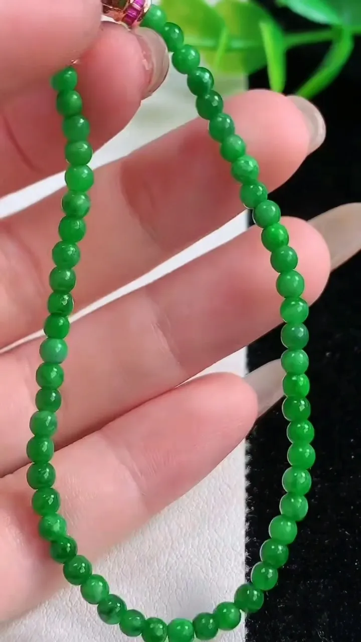 天然A货翡翠小米珠手串，尺寸3.1-54颗，重量:5.40g11月26日
工厂直销收藏佳品,种好水足，色泽均匀，有种有色，上手高大气！