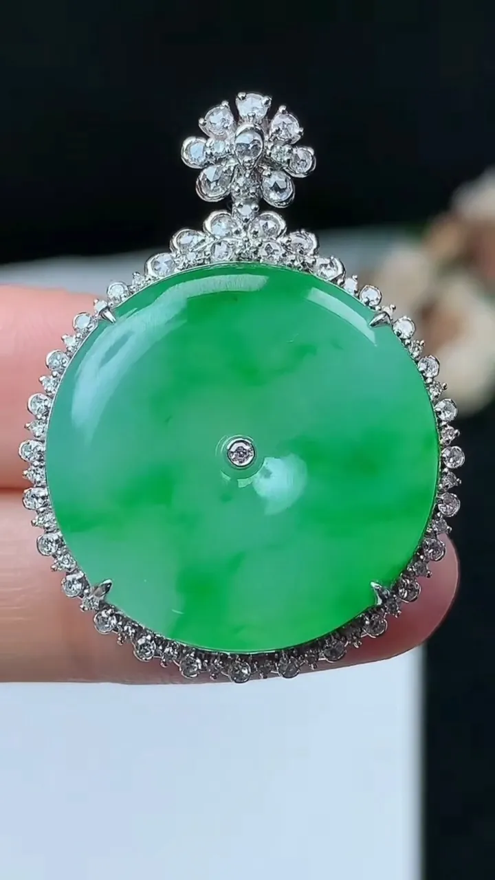 天然A货翡翠平安扣吊坠，尺寸36.5-26.7-9.6裸石22.7，重量:10.86g
11月26日