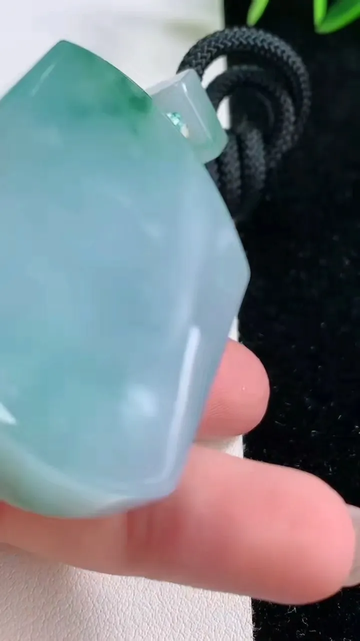 天然A货翡翠种飘花无事牌吊坠，尺寸52.5-38.6-10.5，重量:69.25g
11月26日