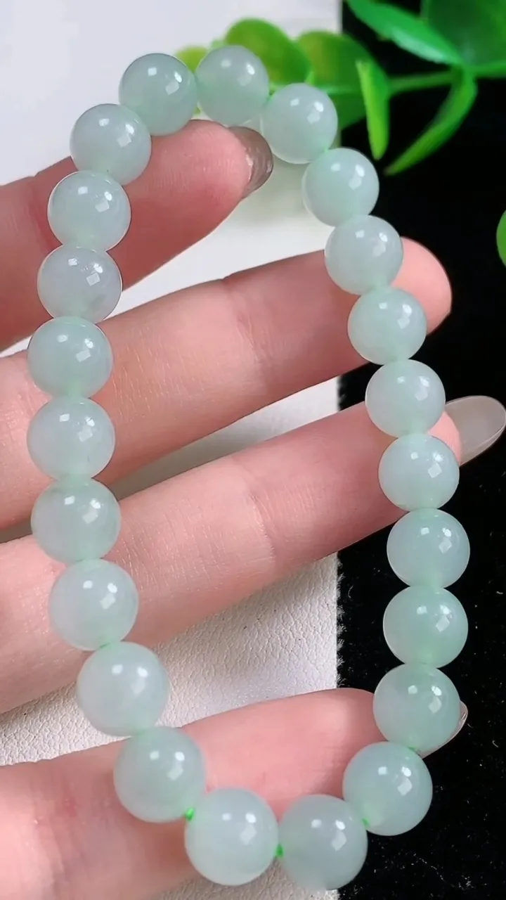 天然A货翡翠圆珠手串，尺寸8.2-23颗，重量:20.37g11月26日
工厂直销收藏佳品,种好水足，色泽均匀，有种有色，上手高大气！