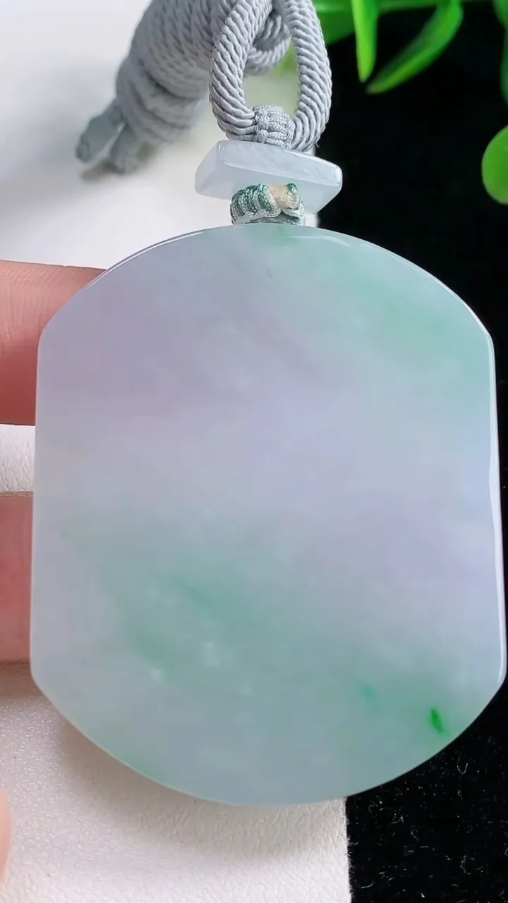 天然A货翡翠无事牌吊坠，尺寸53-43-6.6，重量:47.72g
11月26日