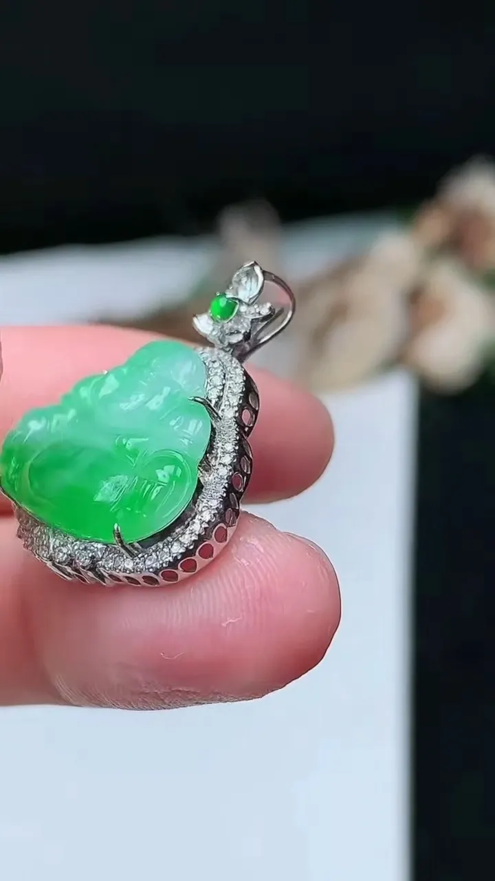 天然A货翡翠佛公吊坠，尺寸24.8-21-6.2，裸石14.3-18.9
11月26日