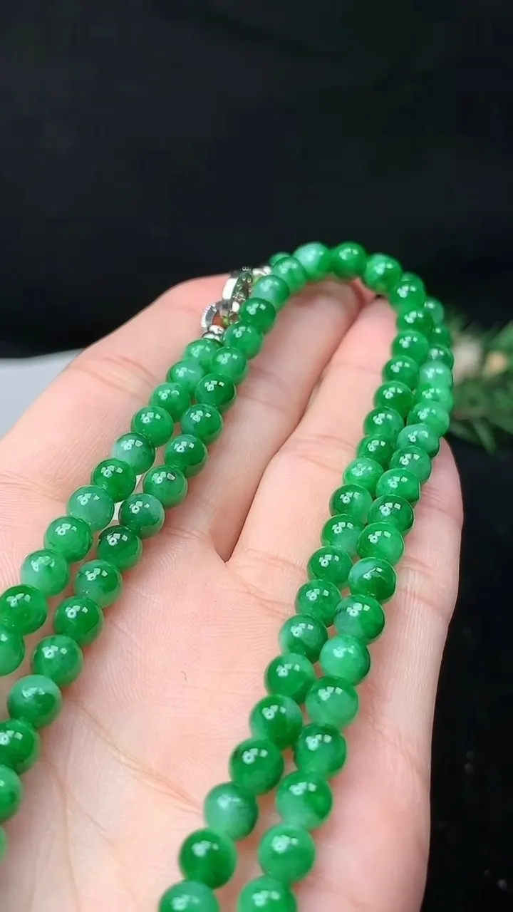 天然A货翡翠圆珠项链，尺寸5.7-98颗，重量:30.52g
11月26日