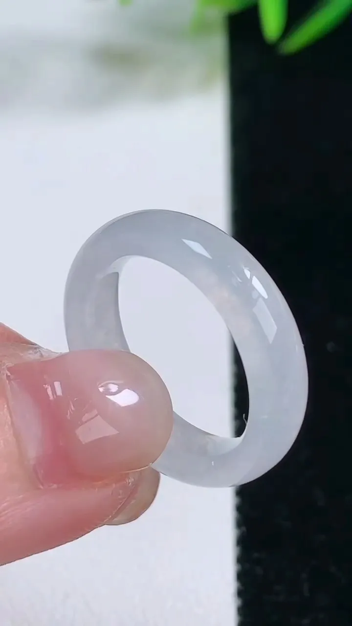 天然A货翡翠指环戒指，尺寸17.8-5-3，重量:3.63g2025年11月26日
工厂直销收藏佳品,种好水足，色泽均匀，有种有色，上手高大气！