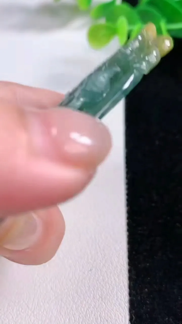 天然A货翡翠双彩千手观音吊坠，尺寸82-44-7，重:52.13g
11月26日