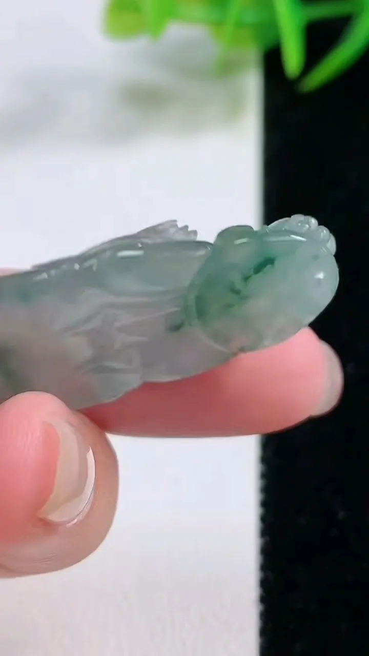 天然A货翡翠冰种飘花财神爷吊坠，尺寸39.6-16.8-5.2，重量:9.01g
11月26日