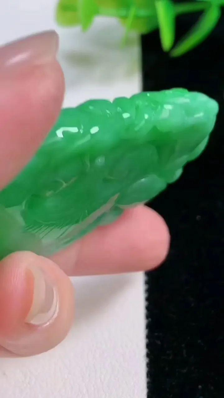 天然A货翡翠如意吊坠，尺寸56-33.3-8.4，重量:33.82g
11月26日