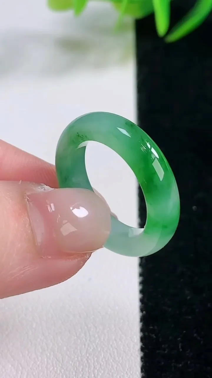 天然A货翡翠指环戒指，尺寸16.6-5-3.6，重量:3.78g2025年11月26日
工厂直销收藏佳品,种好水足，色泽均匀，有种有色，上手高大气！