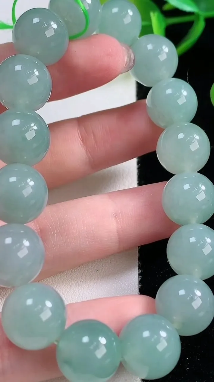 天然A货翡翠圆珠手串，尺寸12.3-16颗，重量:52.93g11月26日
工厂直销收藏佳品,种好水足，色泽均匀，有种有色，上手高大气！