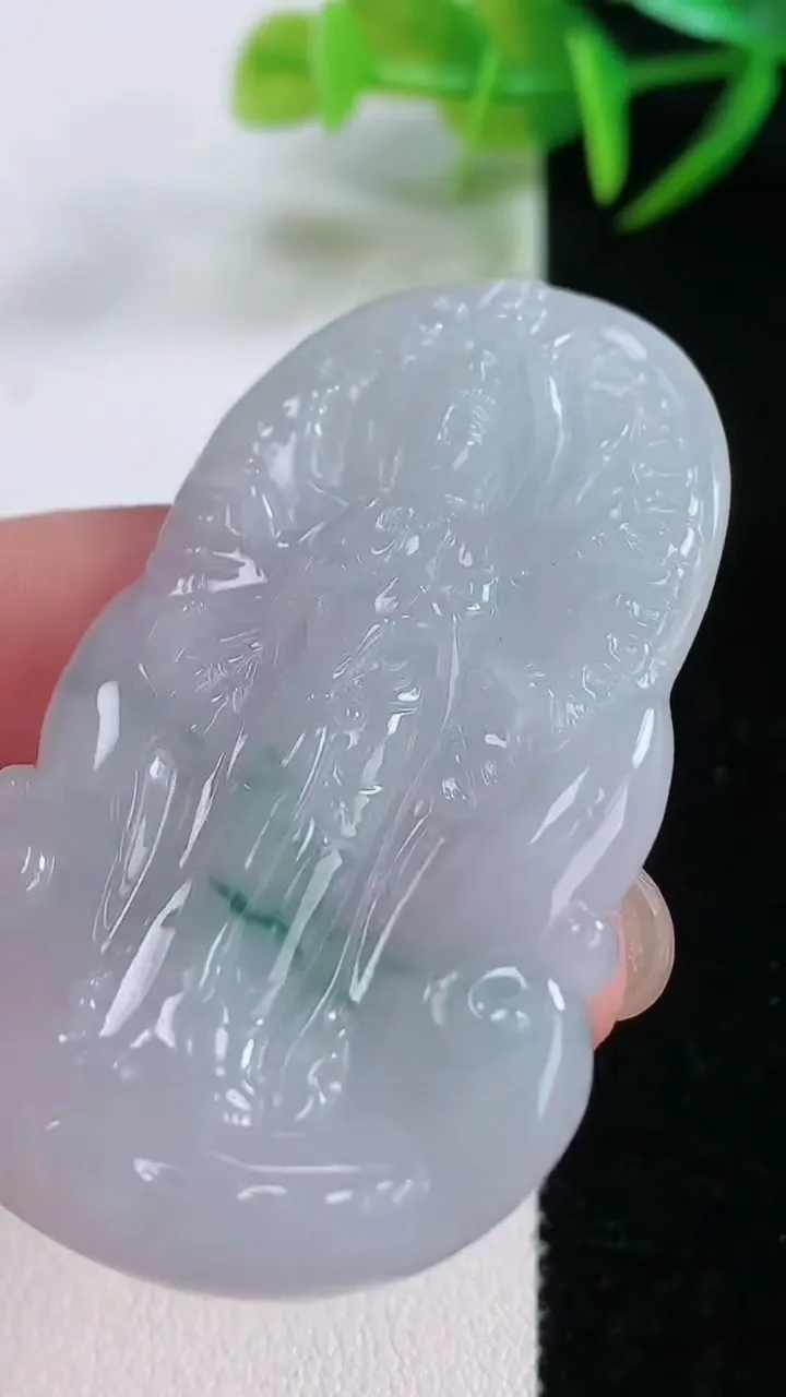 天然A货翡翠冰种飘花千手观音吊坠，尺寸53.5-31-5.3，重量:16.85g
11月26日