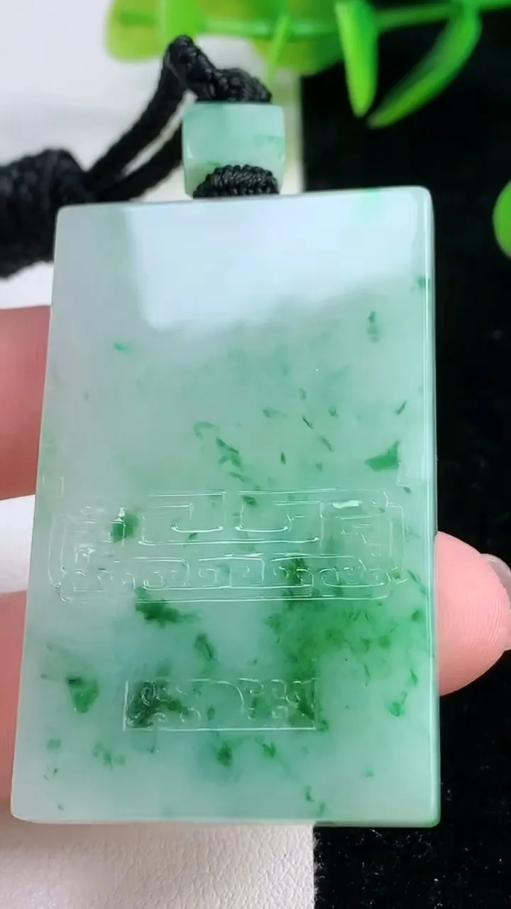 天然A货翡翠仿古无事牌吊坠，尺寸49.3-30.7-5.1，重量:30.33g
11月26日