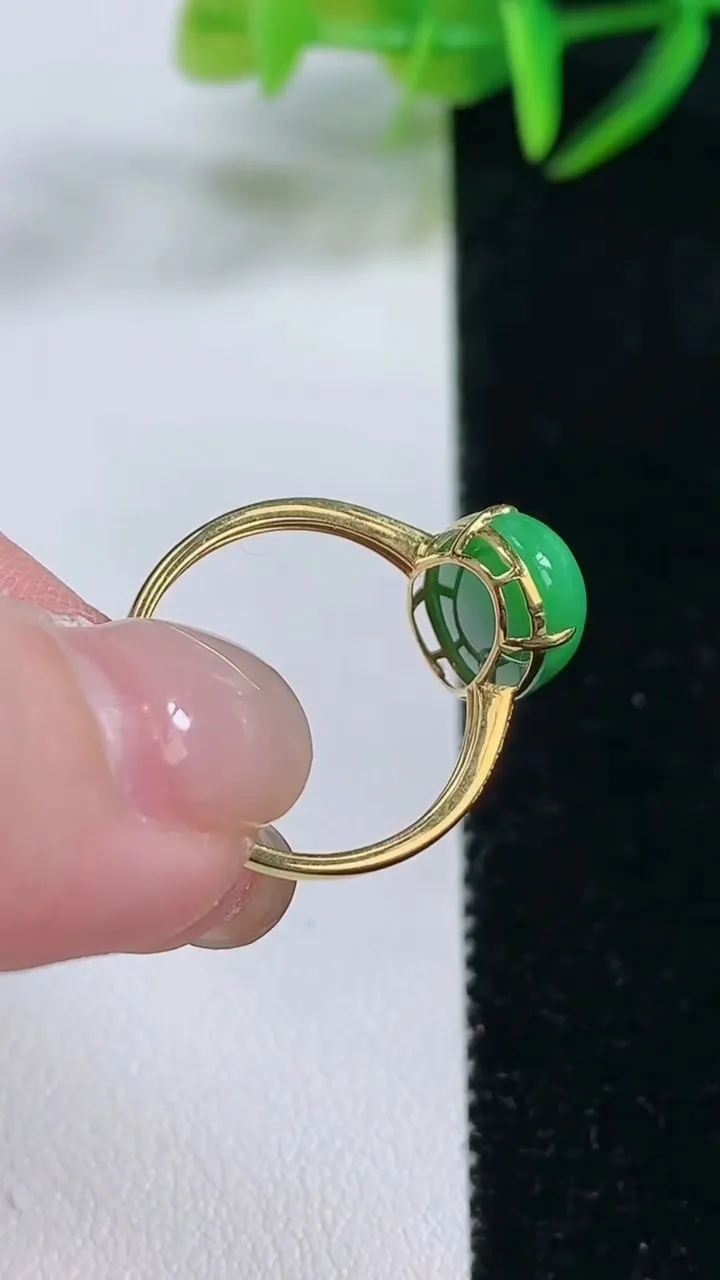 天然A货翡翠蛋面戒指，尺寸17.7-13-9.1-6.2，重量:2.19g2025年11月26日
工厂直销收藏佳品,种好水足，色泽均匀，有种有色，上手高大气！