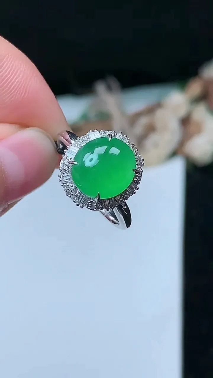 天然A货翡翠蛋面戒指，尺寸17.2-10.2-9.2，重量:3.47g2025年11月26日
工厂直销收藏佳品,种好水足，色泽均匀，有种有色，上手高大气！