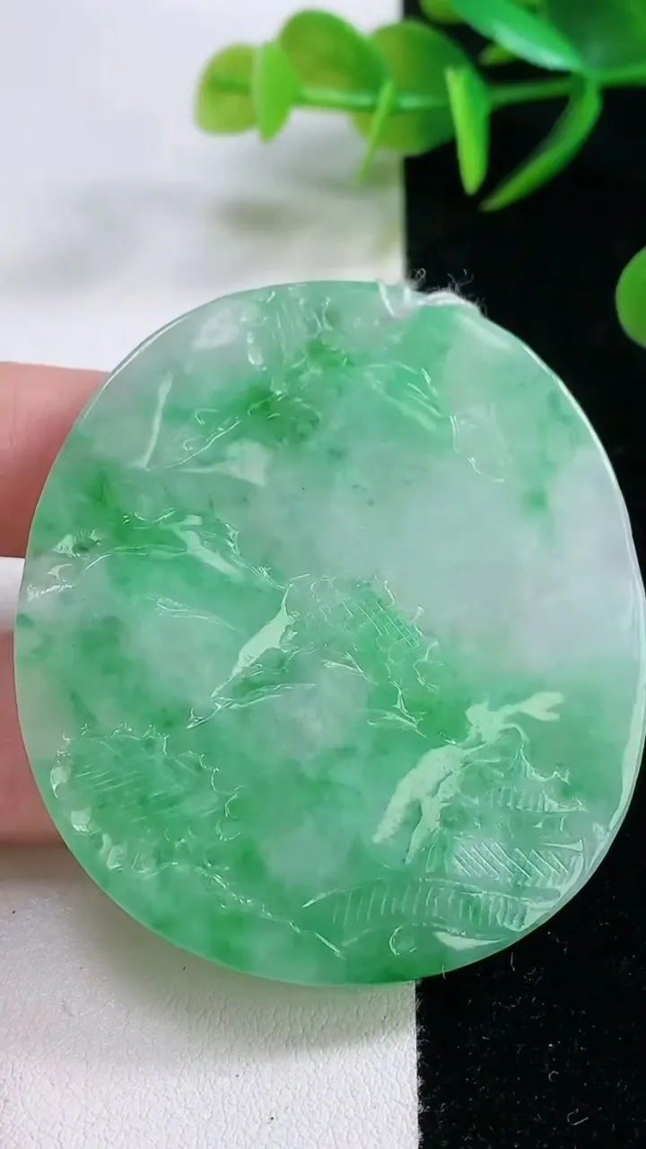 天然A货翡翠山水牌吊坠，尺寸56-49.3-4.8，重量:29.70g
11月26日