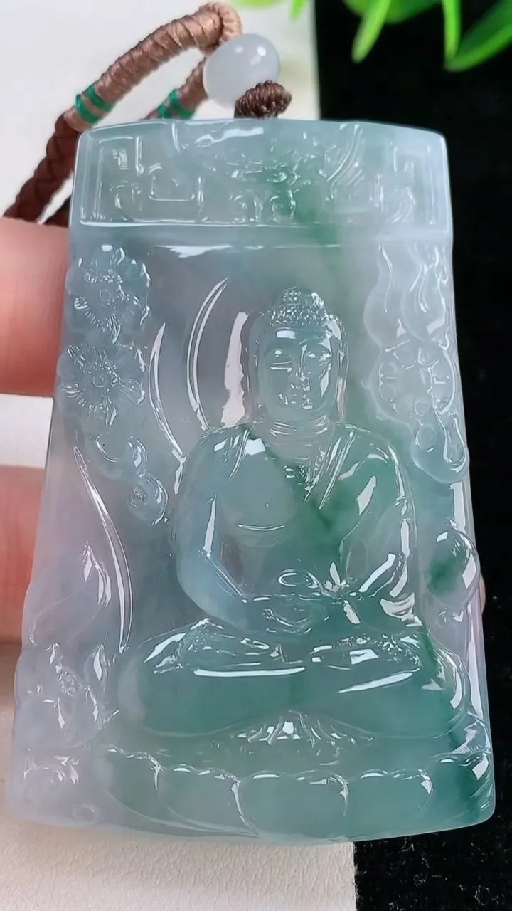 天然A货翡翠种飘花大日如来吊坠，尺寸63.6-40-5.1，重量:41.98g
11月26日