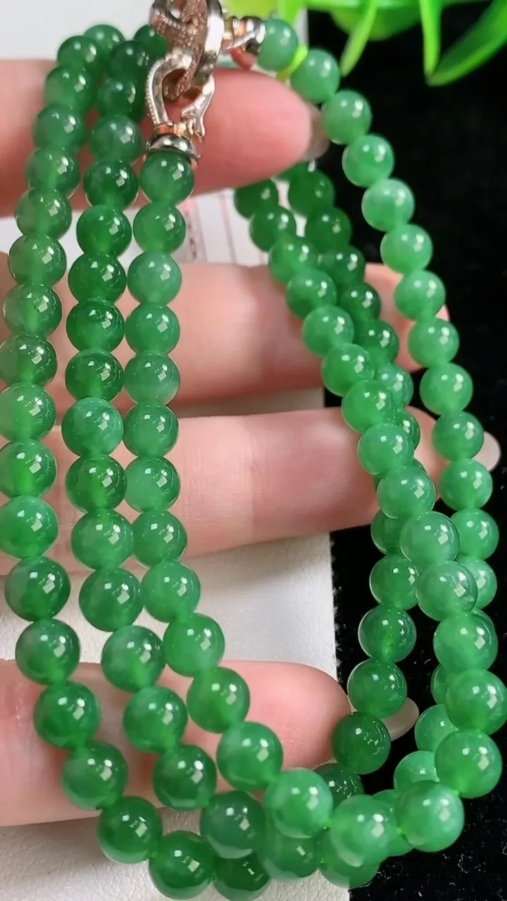 天然A货翡翠圆珠项链，尺寸5.7-108颗，重量37.32g11月26日
工厂直销收藏佳品,种好水足，色泽均匀，有种有色，上手高大气！