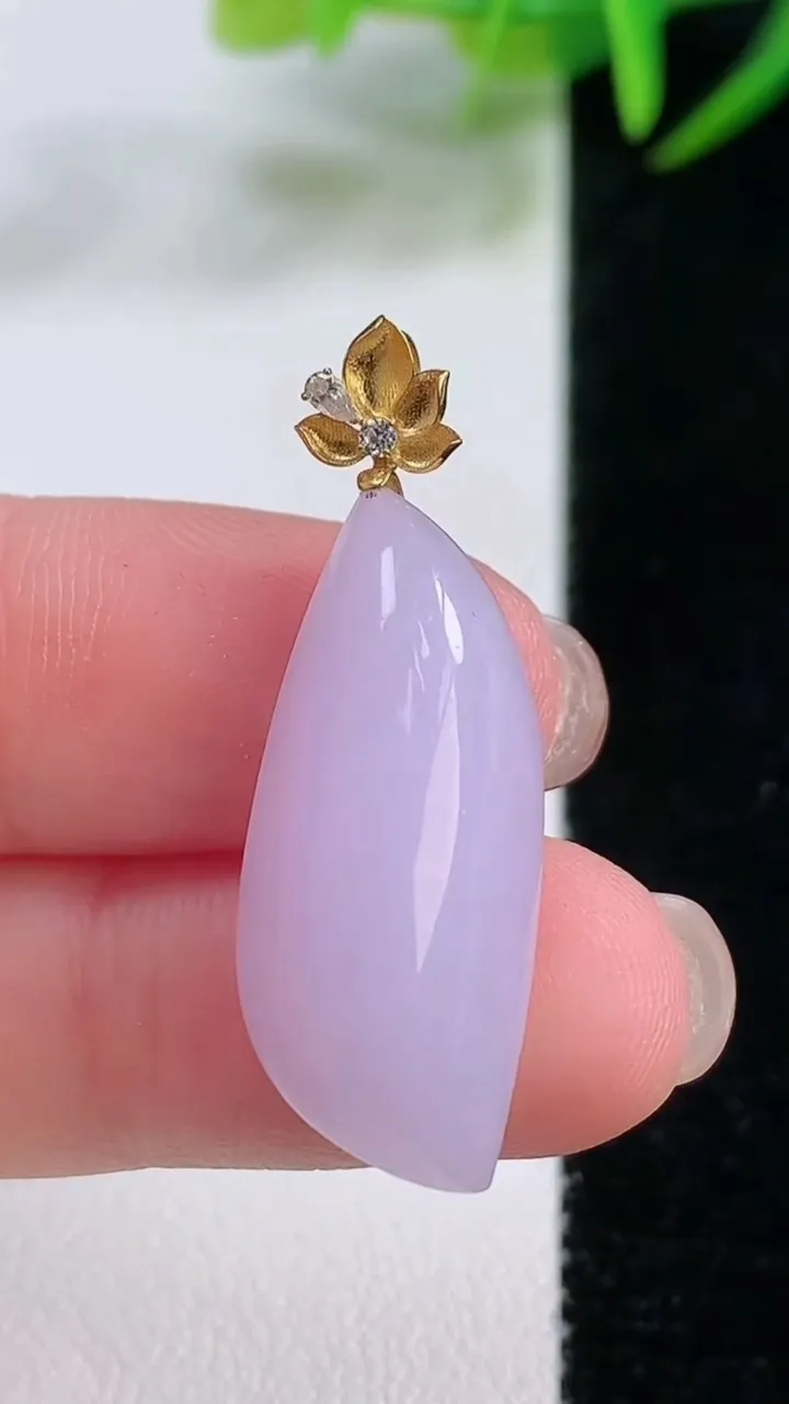 天然A货翡翠18K金紫罗兰随形吊坠，尺寸26.8-12.3-6.6，重量:4.86g
11月26日