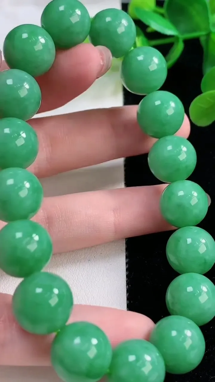 天然A货翡翠圆珠手串，尺寸12.6-17颗，重量:57.99g11月26日
工厂直销收藏佳品,种好水