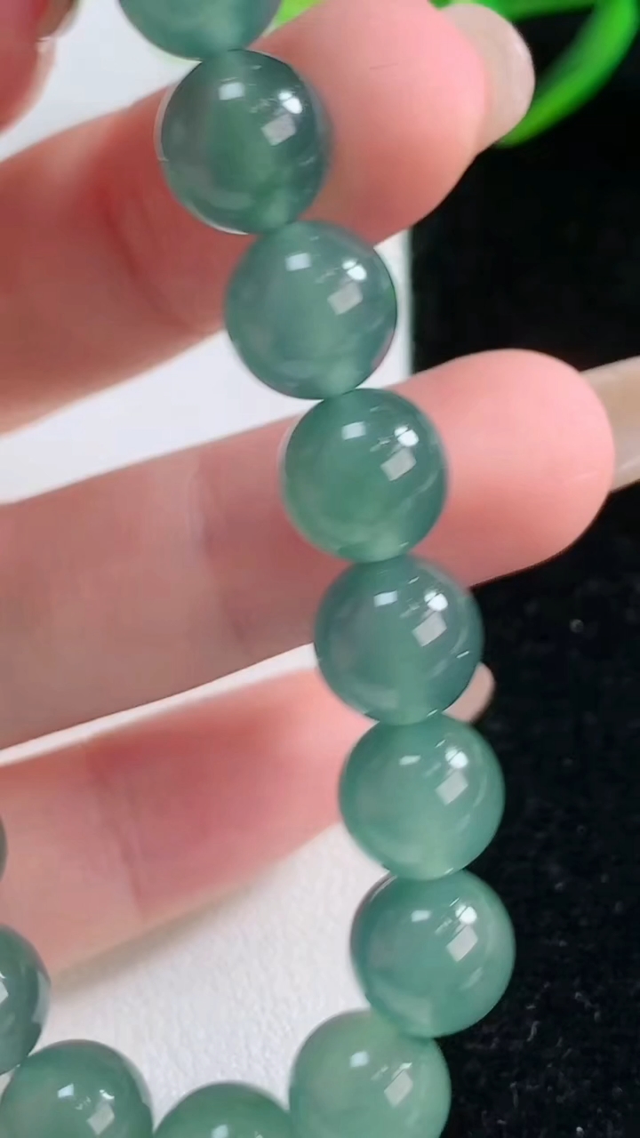 天然A货翡翠种蓝水圆珠手串，尺寸9.5-20颗，重量:31.14g11月26日
工厂直销收藏佳品,种好水足，色泽均匀，有种有色，上手高大气！